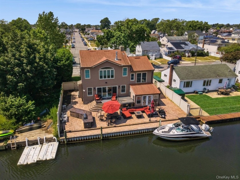 Welcome to Your Waterfront Paradise in Lindenhurst!

Step into - Beach Home for sale in Lindenhurst, New York on Beachhouse.com