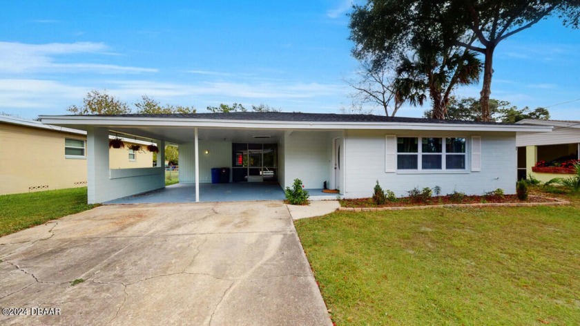 AMAZING OPPORTUNITY! 
This house is a gem. Everything in the - Beach Home for sale in South Daytona, Florida on Beachhouse.com