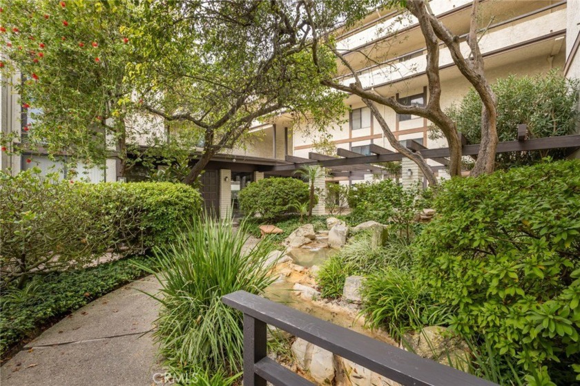 Welcome home to a tranquil surround of whispering trees & - Beach Townhome/Townhouse for sale in Rancho Palos Verdes, California on Beachhouse.com