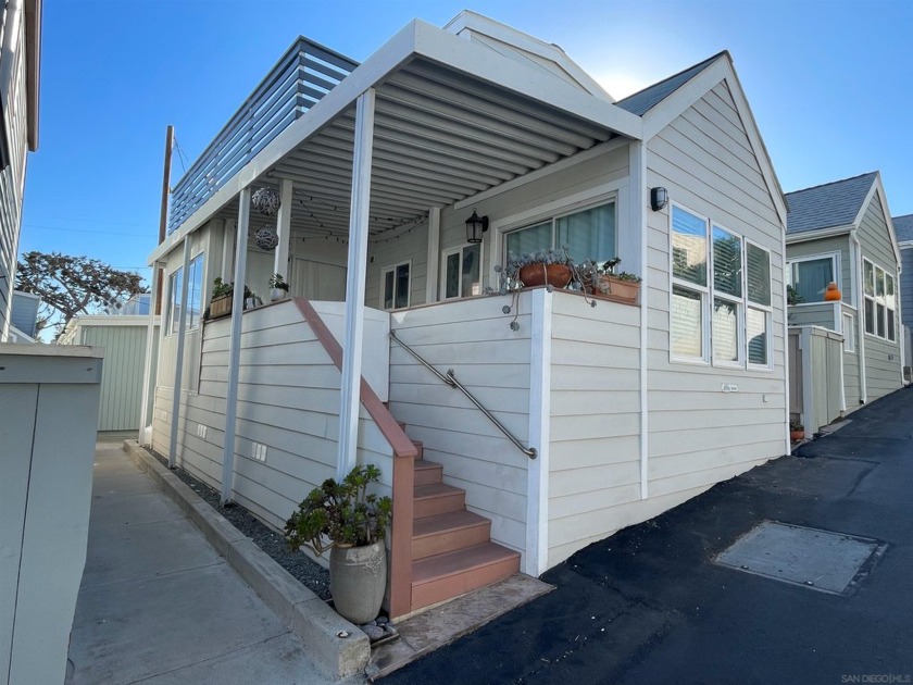 Wake up to ocean air! Coastal living in this two-bedroom plus - Beach Home for sale in Encinitas, California on Beachhouse.com