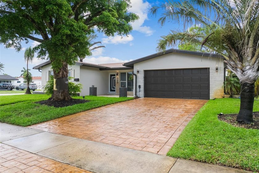 This beautifully appointed 4-bedroom, 2-bathroom residence - Beach Home for sale in Hollywood, Florida on Beachhouse.com