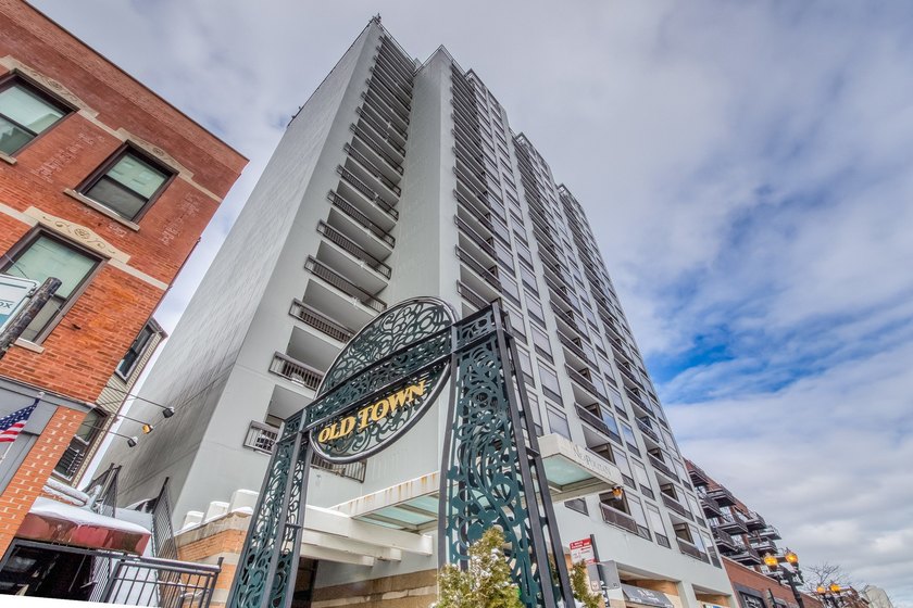 Old Town 2-bedroom, 2 full bathroom condominium with deeded - Beach Condo for sale in Chicago, Illinois on Beachhouse.com