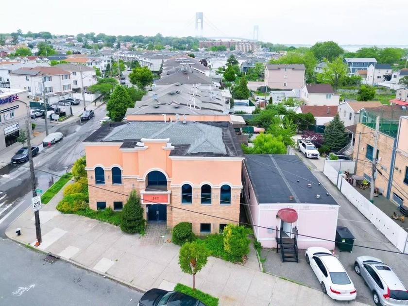 This two-story building offers approx. 2,880 SF with 4-5 large - Beach Commercial for sale in Staten Island, New York on Beachhouse.com
