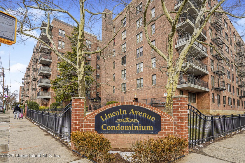 Spacious 3 bedroom, 2 bath, sun filled gorgeous, updated condo - Beach Condo for sale in Staten Island, New York on Beachhouse.com