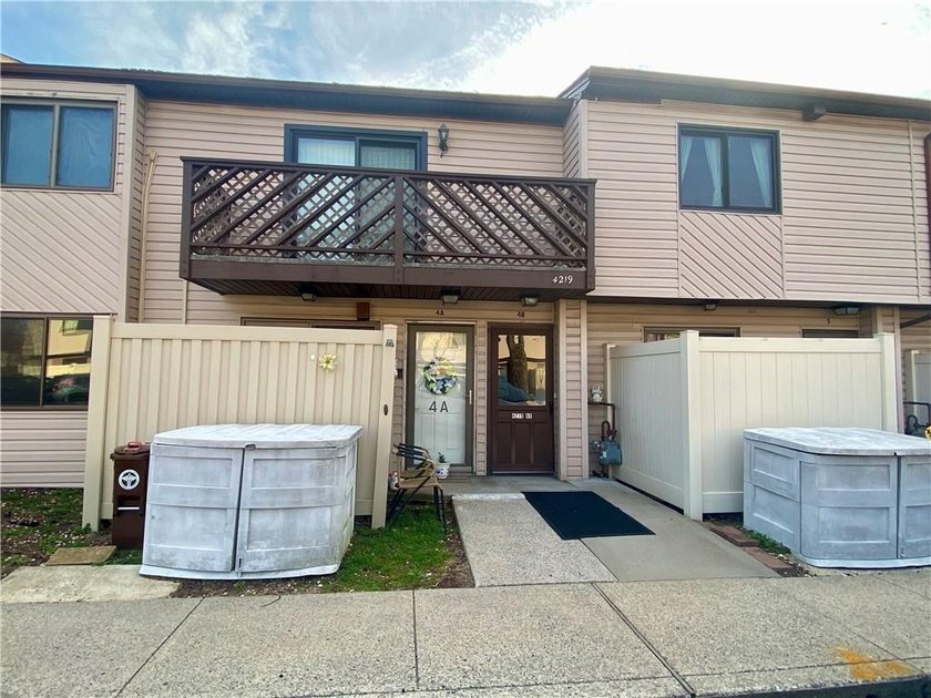 Spacious 1 bedroom Condo, ideally located in Great Kills. This - Beach Condo for sale in Staten Island, New York on Beachhouse.com