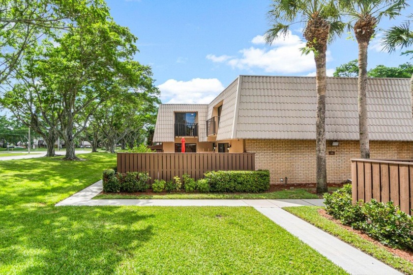 Beautiful home with brand new flooring, washer/dryer and - Beach Townhome/Townhouse for sale in West Palm Beach, Florida on Beachhouse.com