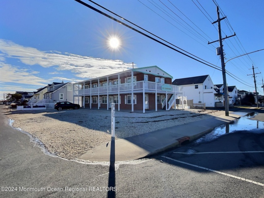 Charming oceanside studio condo.  Upstairs end unit.  Nicely - Beach Condo for sale in Long Beach Island, New Jersey on Beachhouse.com