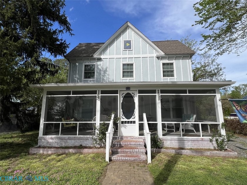 Town of Urbanna - Charming Cottage Row Cottage with 2 bedrooms - Beach Home for sale in Urbanna, Virginia on Beachhouse.com