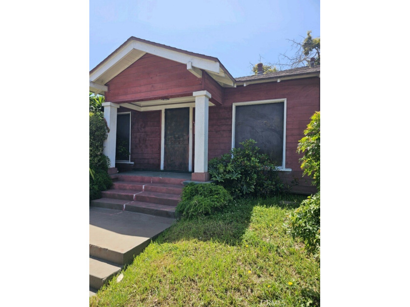 Belmont heights 2 bed 1 bath craftsmen home. Rough shape. Great - Beach Home for sale in Long Beach, California on Beachhouse.com