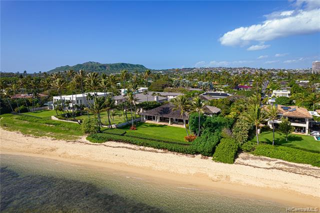 Stunning Kahala Avenue direct beachfront estate with a land area - Beach Home for sale in Honolulu, Hawaii on Beachhouse.com