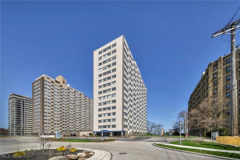 Welcome to life above it all in Marine Towers East-where the - Beach Condo for sale in Lakewood, Ohio on Beachhouse.com