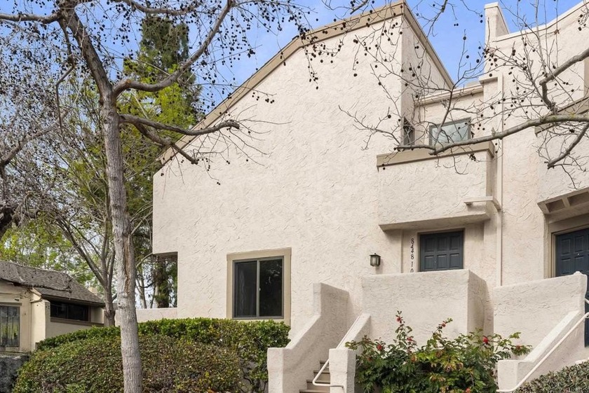 Gorgeous, updated, light and bright end-unit townhome in La - Beach Condo for sale in La Jolla, California on Beachhouse.com