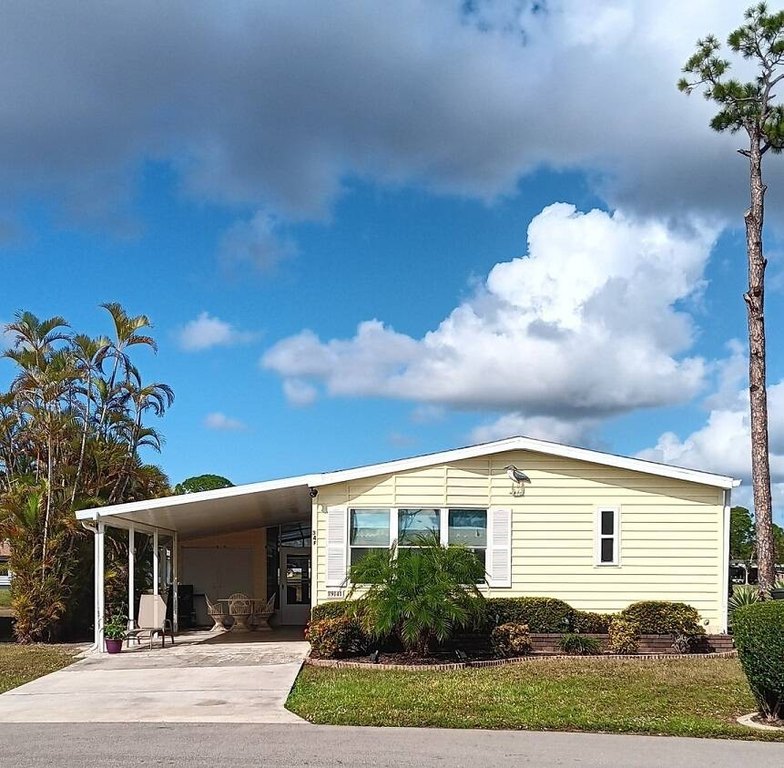 Talk about a Wow Factor! This home is great for entertaining - Beach Home for sale in North Fort Myers, Florida on Beachhouse.com