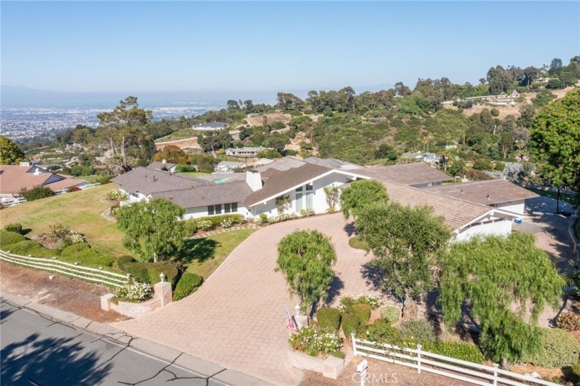 Spectacular Equestrian Estate nestled behind the gates of - Beach Home for sale in Rolling Hills, California on Beachhouse.com