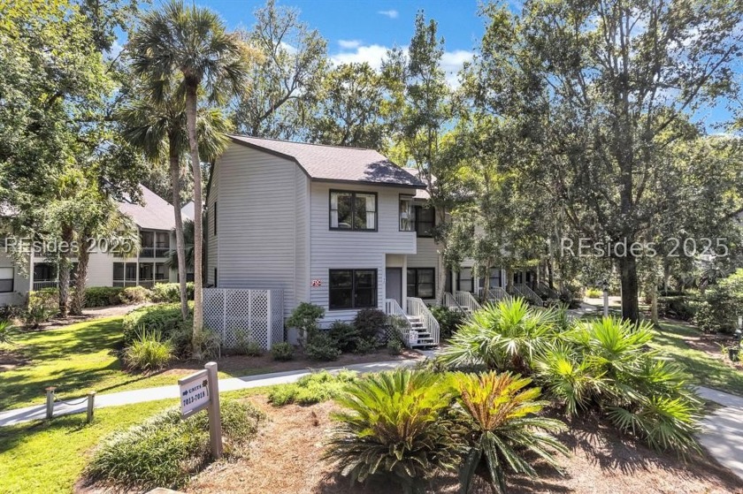Spacious and inviting, this 2BR/2.5BA end-unit townhome in - Beach Condo for sale in Hilton Head Island, South Carolina on Beachhouse.com