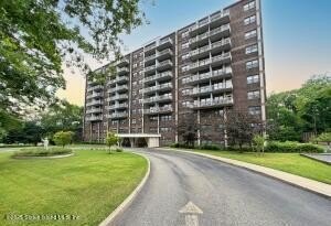 This spacious 1 bedroom, 1 bath with ample closet space, freshly - Beach Apartment for sale in Staten Island, New York on Beachhouse.com