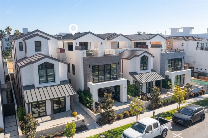 Exquisitely crafted and meticulously designed, this residence - Beach Home for sale in Huntington Beach, California on Beachhouse.com