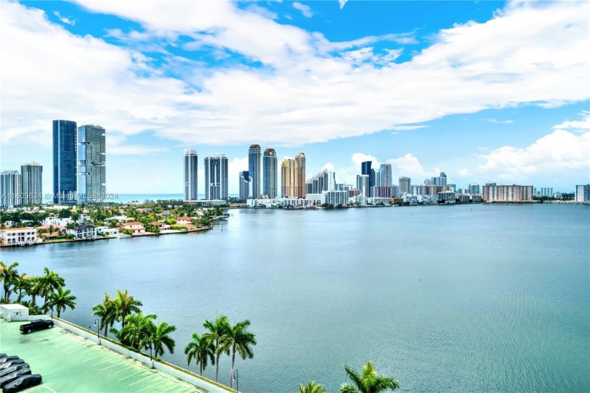 Amazing panoramic views of the bay and ocean. 1 bed 1 full bath - Beach Condo for sale in Aventura, Florida on Beachhouse.com
