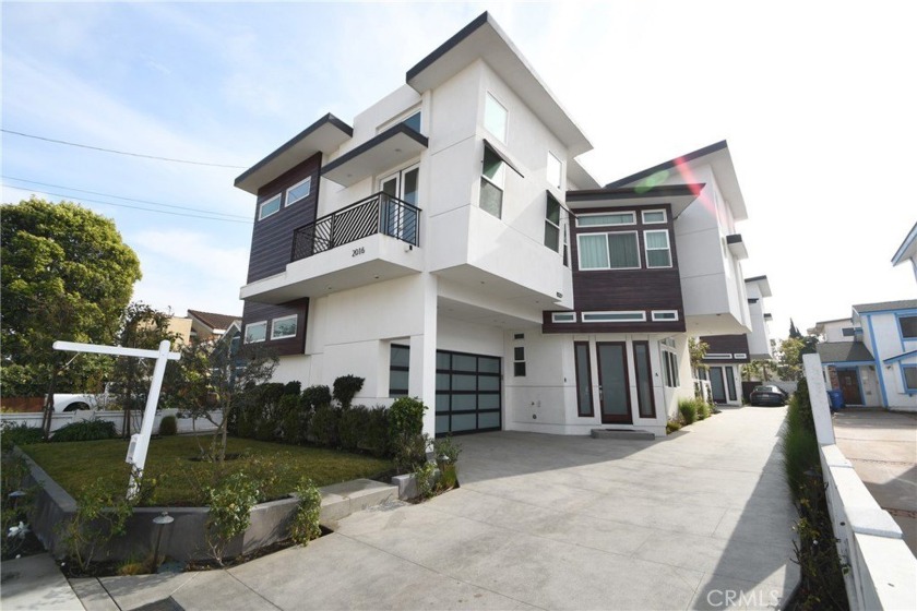 Welcome to this stunning townhome, the epitome of luxury - Beach Townhome/Townhouse for sale in Redondo Beach, California on Beachhouse.com