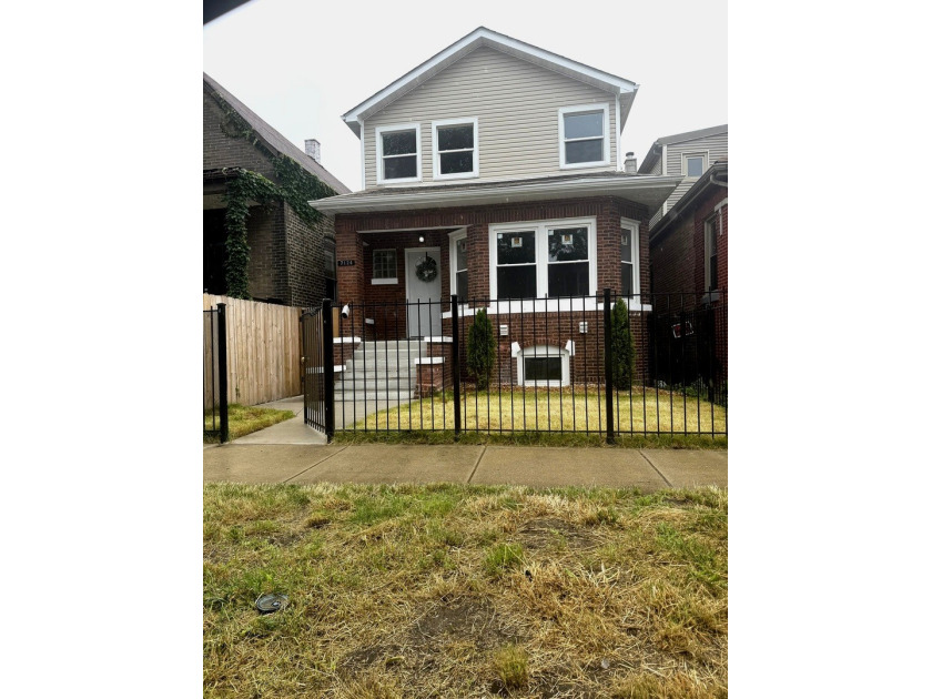 This exceptional bungalow has been renovated to offer a blend of - Beach Home for sale in Chicago, Illinois on Beachhouse.com