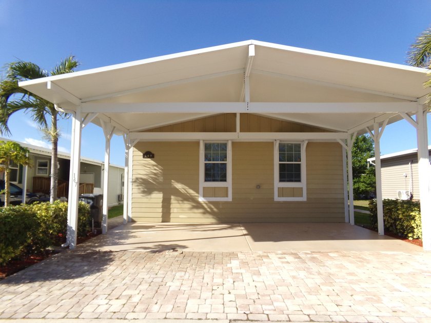 2018 Beauty-move-in ready and worry free! This 2018 manufactured - Beach Home for sale in Greenacres, Florida on Beachhouse.com