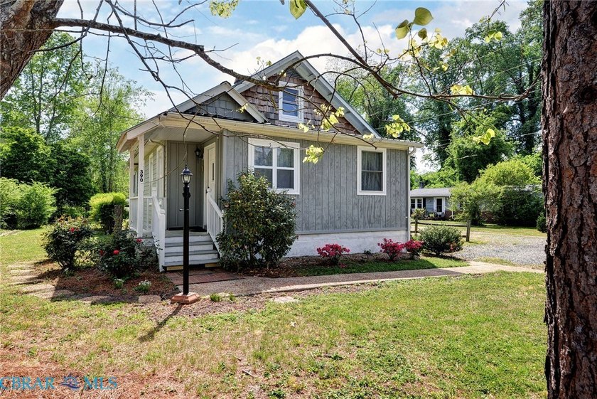 Welcome to Urbanna! This 2 bedroom 2.5 bathroom cottage - Beach Home for sale in Urbanna, Virginia on Beachhouse.com