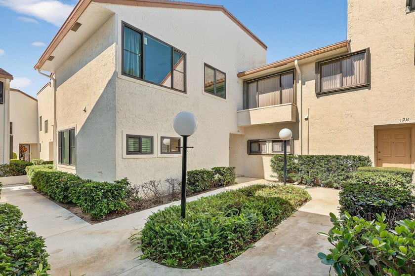 Welcome to this well-maintained 2-bedroom, 2.5-bathroom home in - Beach Townhome/Townhouse for sale in Stuart, Florida on Beachhouse.com