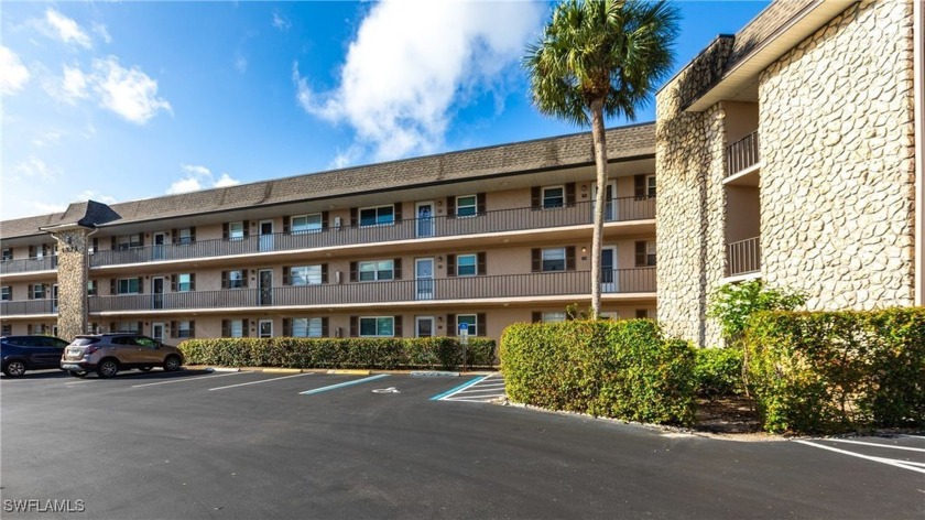 BETTER THAN NEW! Everything you want and everything you need is - Beach Condo for sale in Naples, Florida on Beachhouse.com