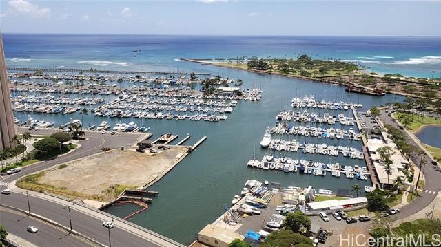 Ready to move in.  Beautiful ocean views, marina, Ala Moana Park - Beach Condo for sale in Honolulu, Hawaii on Beachhouse.com