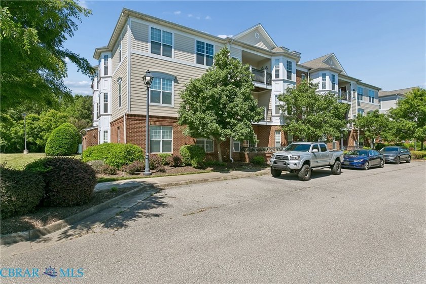 Exceptional top-floor corner condo offering effortless - Beach Condo for sale in Williamsburg, Virginia on Beachhouse.com