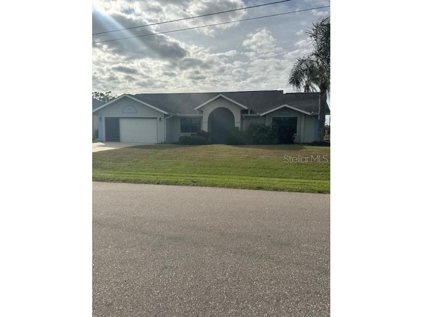 Beautiful 3 bedroom, 2 bathroom, 2 car garage Home w/ a Pool - Beach Home for sale in Punta Gorda, Florida on Beachhouse.com