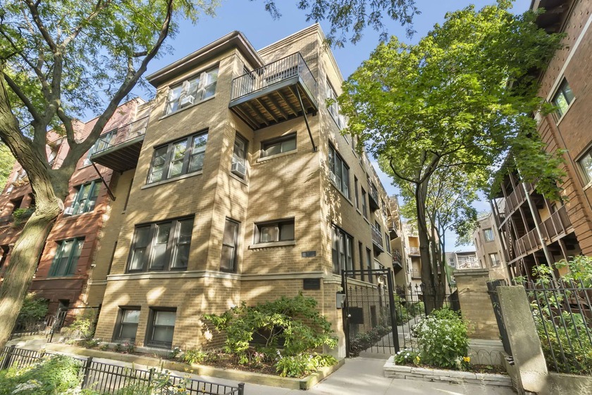 Charming Uptown studio on sought-after Lakeside Place! Nestled - Beach Lot for sale in Chicago, Illinois on Beachhouse.com