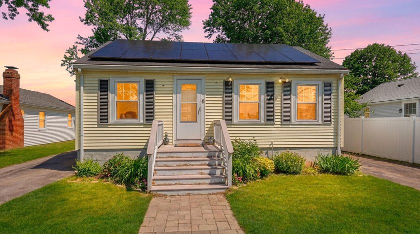 Absolutely adorable 2-bedroom home that's truly move-in - Beach Home for sale in Wareham, Massachusetts on Beachhouse.com