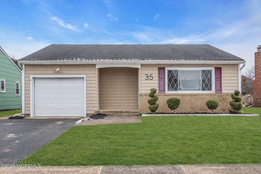 Are you looking for a pristine condition home at an extremely - Beach Home for sale in Toms River, New Jersey on Beachhouse.com