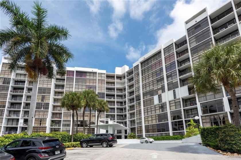 Spacious 1-Bedroom + Den Condo in Three Islands, Hallandale - Beach Condo for sale in Hallandale Beach, Florida on Beachhouse.com