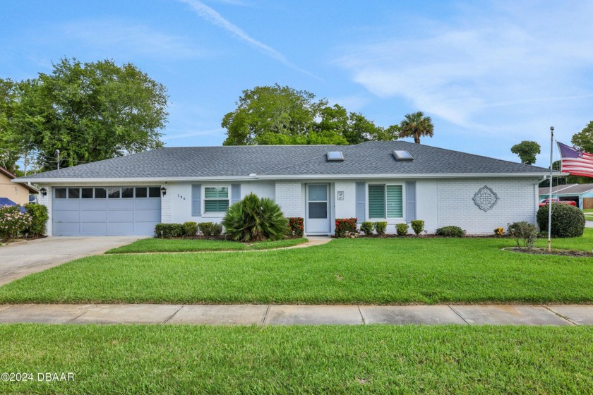 This 2 bedroom, 2 bath home is on a spacious 0.264 acre corner - Beach Home for sale in South Daytona, Florida on Beachhouse.com