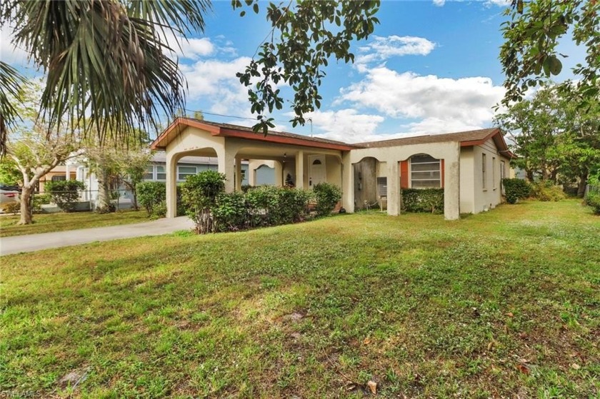 3 bedrooms +Den, 2 bathroom 1449 SqFt waterfront home perfectly - Beach Home for sale in Naples, Florida on Beachhouse.com