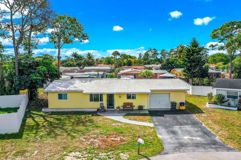 SINGLE FAMILY HOME ON SPACIOUS LOT WITH NO HOA! Don't miss out - Beach Home for sale in West Palm Beach, Florida on Beachhouse.com