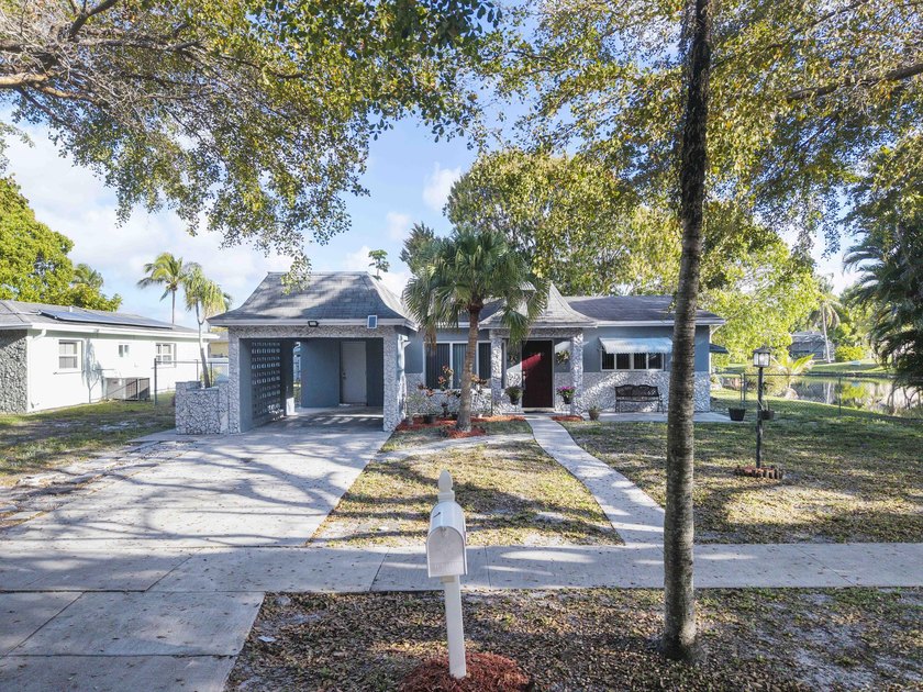 Beautifully renovated 2 bed/2 bath single-family home offering - Beach Home for sale in Margate, Florida on Beachhouse.com