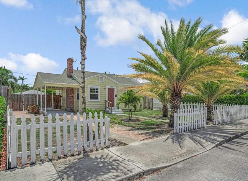CHARMING COTTAGE HOME WITH ORIGINAL OAK HARDWOOD FLOORS - Beach Home for sale in Lake Worth Beach, Florida on Beachhouse.com