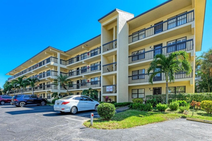 TURNKEY CONDO WITH LAKE VIEW AND COVERED PARKING! Welcome to - Beach Condo for sale in Bradenton, Florida on Beachhouse.com