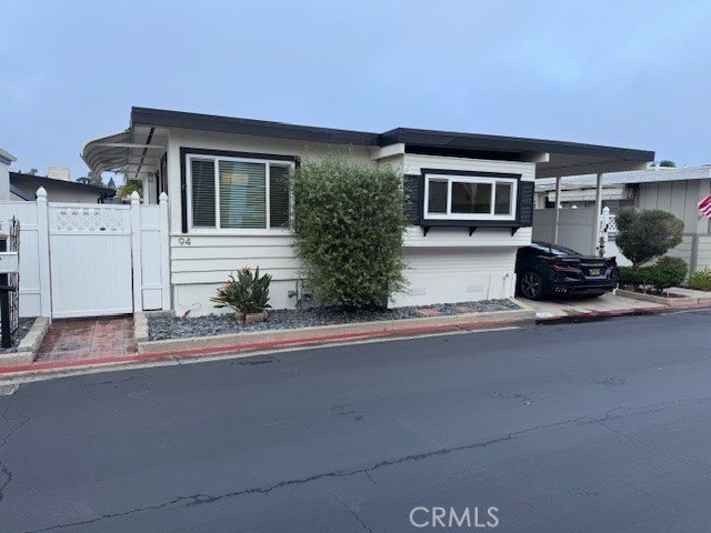 Live the Newport Beach *waterfront* lifestyle at an exceptional - Beach Home for sale in Newport Beach, California on Beachhouse.com