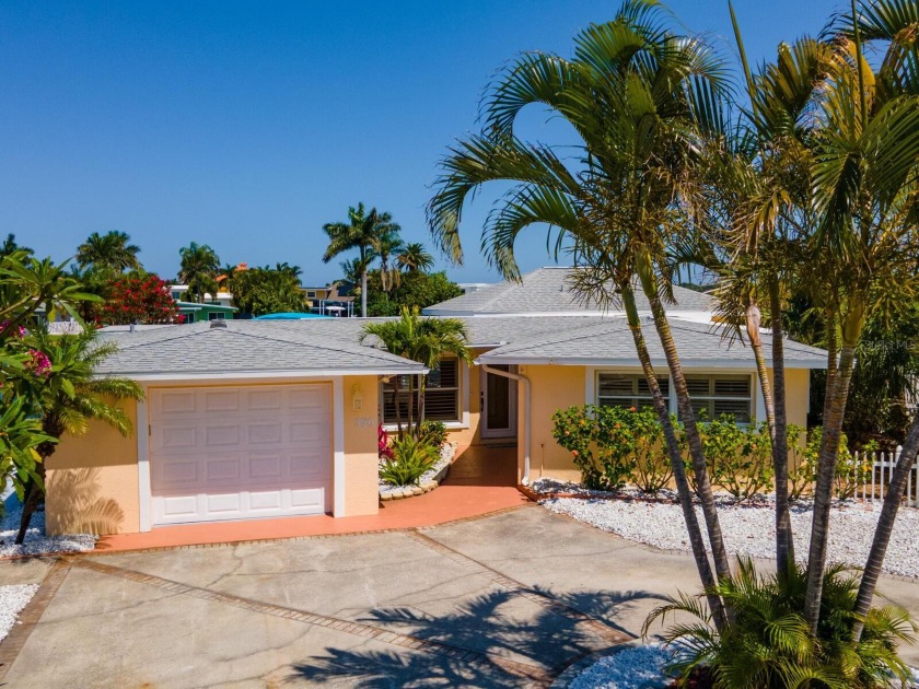 REDINGTON SHORES WATERFRONT!!! Prepare to fall in love with this - Beach Home for sale in Redington Shores, Florida on Beachhouse.com
