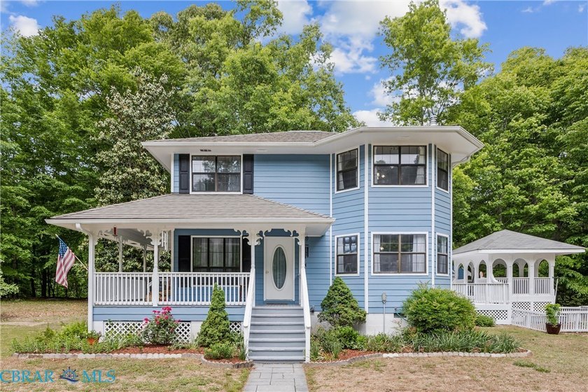 Southern charm just minutes from the Jamestown Ferry! Nestled on - Beach Home for sale in Surry, Virginia on Beachhouse.com