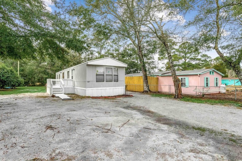 Nice 2 bedroom home with a additional bonus roompletely fenced - Beach Home for sale in North Myrtle Beach, South Carolina on Beachhouse.com