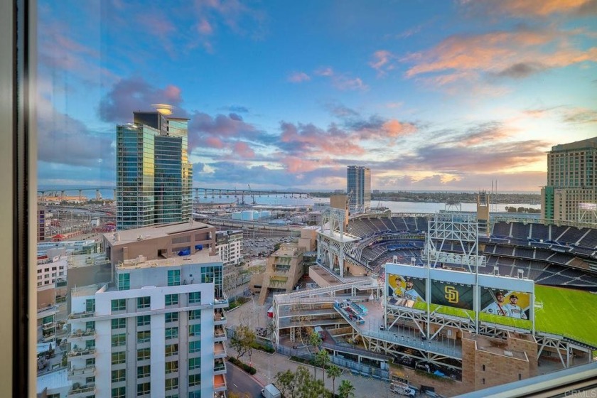 This remarkable 20th-floor residence offers vibrant ambiance and - Beach Condo for sale in San Diego, California on Beachhouse.com
