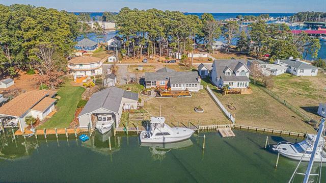 Stunning waterfront home located on the banks of Broad Creek in - Beach Home for sale in Deltaville, Virginia on Beachhouse.com