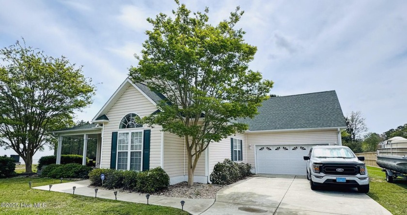 Welcome home! Stunning Silver Creek home located on the fairway - Beach Home for sale in Swansboro, North Carolina on Beachhouse.com