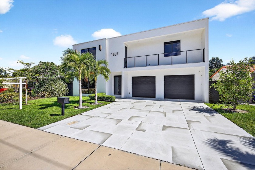 Live in style in this 4-bed, 4.5-bath contemporary gem with - Beach Home for sale in Fort Lauderdale, Florida on Beachhouse.com