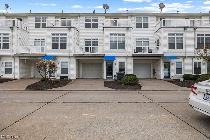 Welcome to this beautifully maintained townhouse in the highly - Beach Condo for sale in Lorain, Ohio on Beachhouse.com